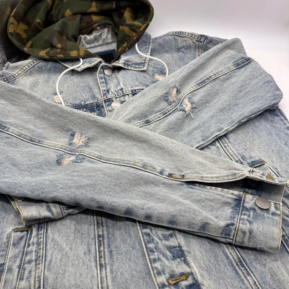 Forever 21 Men’s Light Wash Denim Jacket Camo Hood Size Large Distressed New